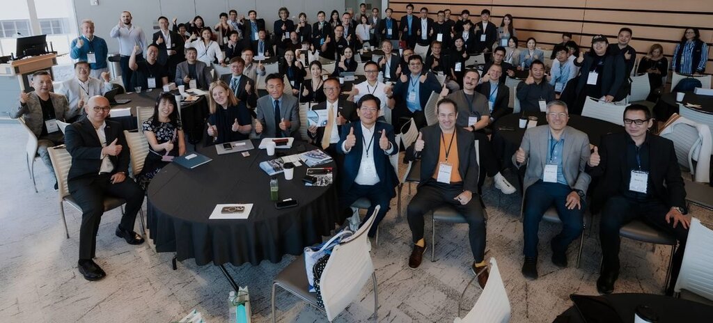 Limited partners and founders at a 1752vc dinner