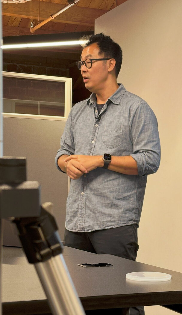 A mentor leading a pricing strategy session at a 1752vc Ignite DTC workshop